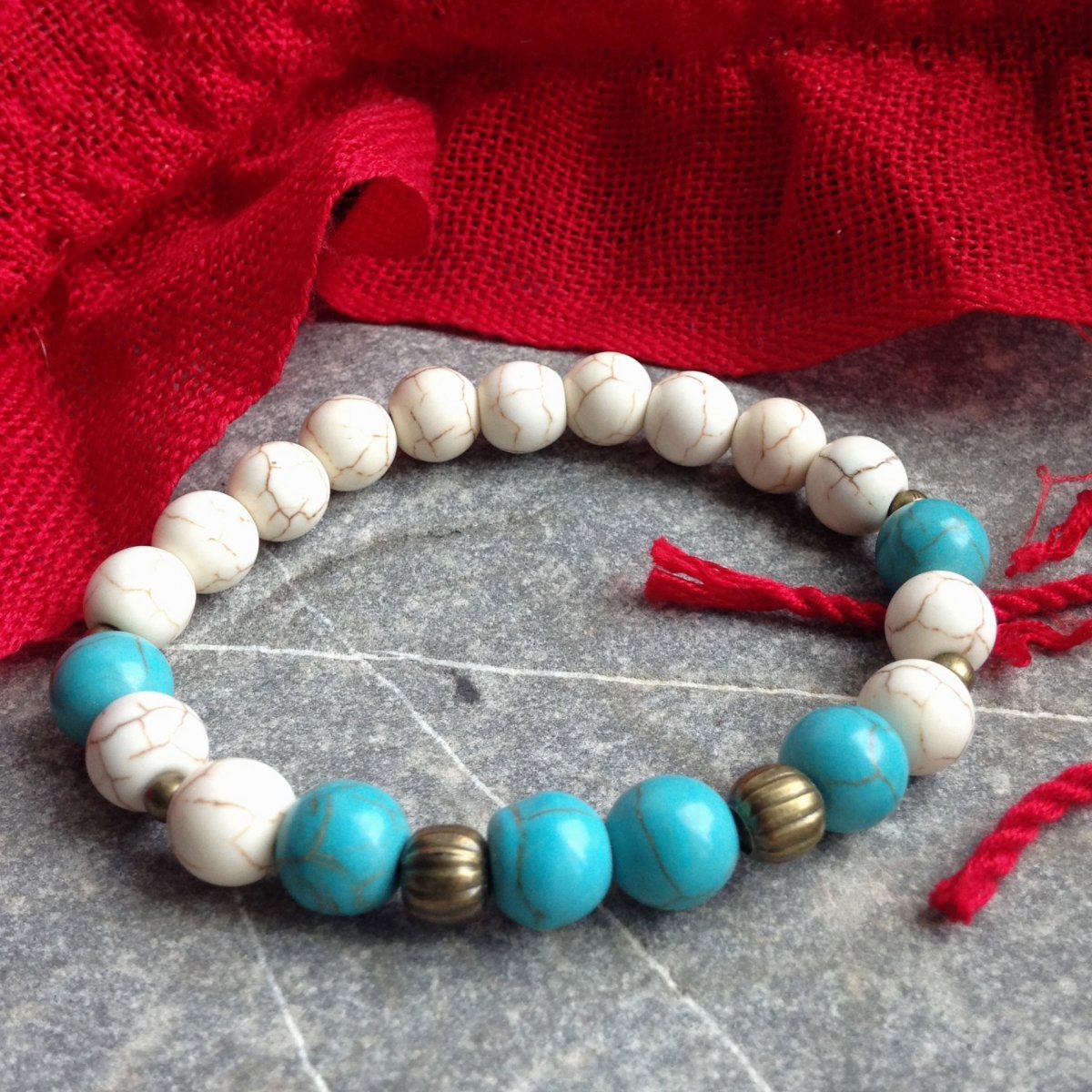 Bílý náramek s tyrkysem