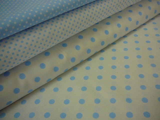 Bavlněná látka - metráž - světle modrý puntík na bílé - š. 150 cm