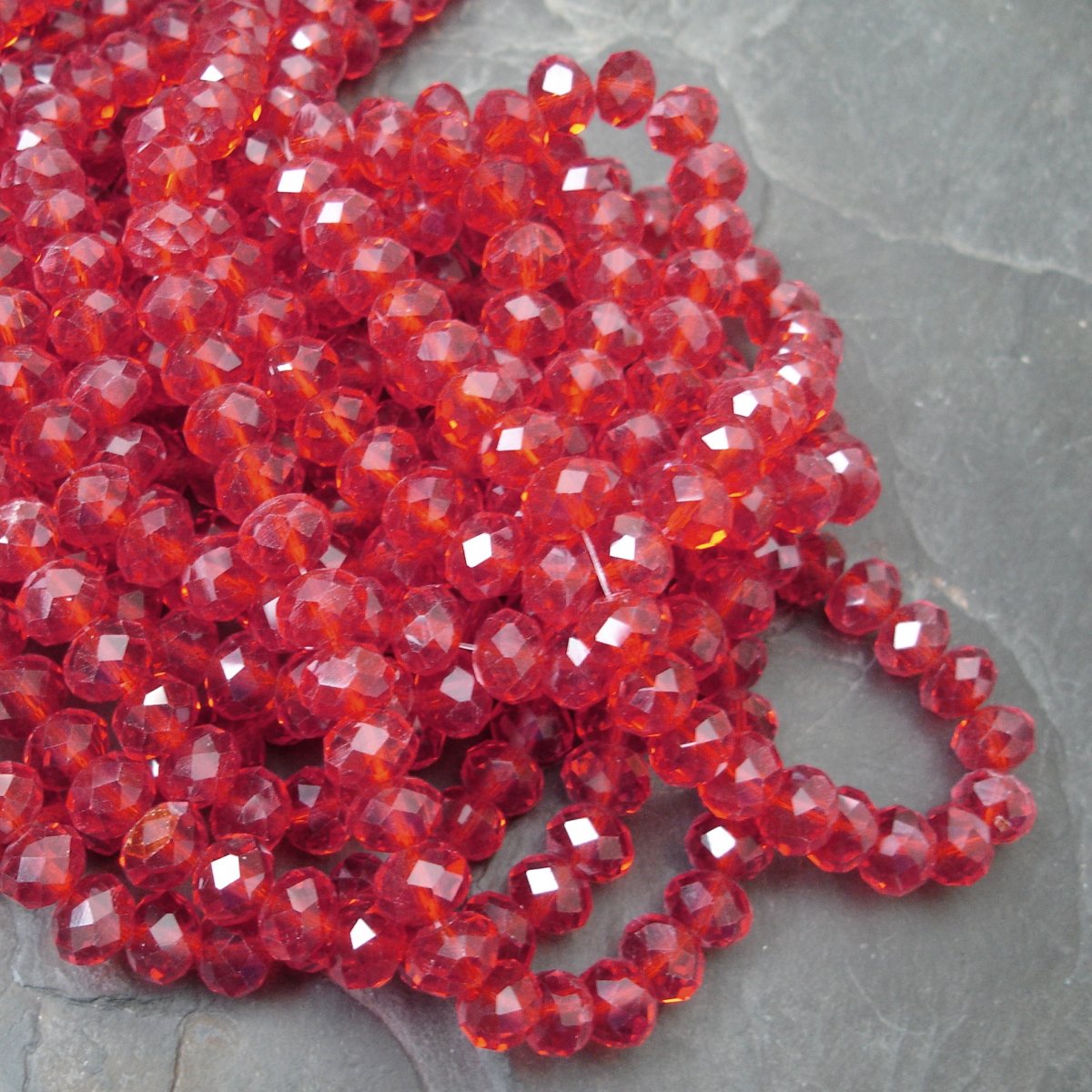 Korálky broušené 8x6mm - červené - 10 ks