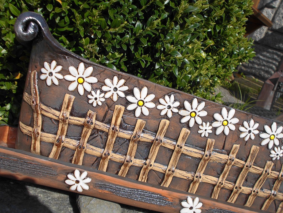 Truhlík tmavý s kopretinami