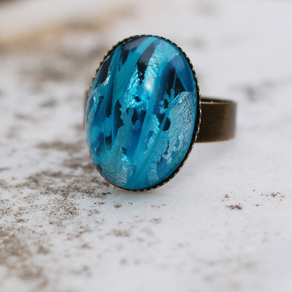 Tyrkysový s plátky stříbra v bronzu