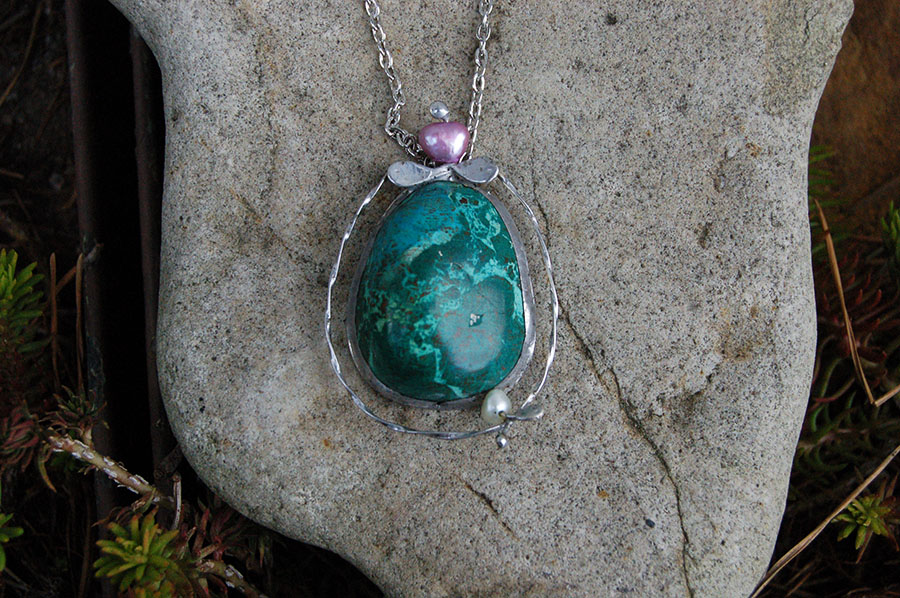Náhrdelník s chryzokolem a perlami