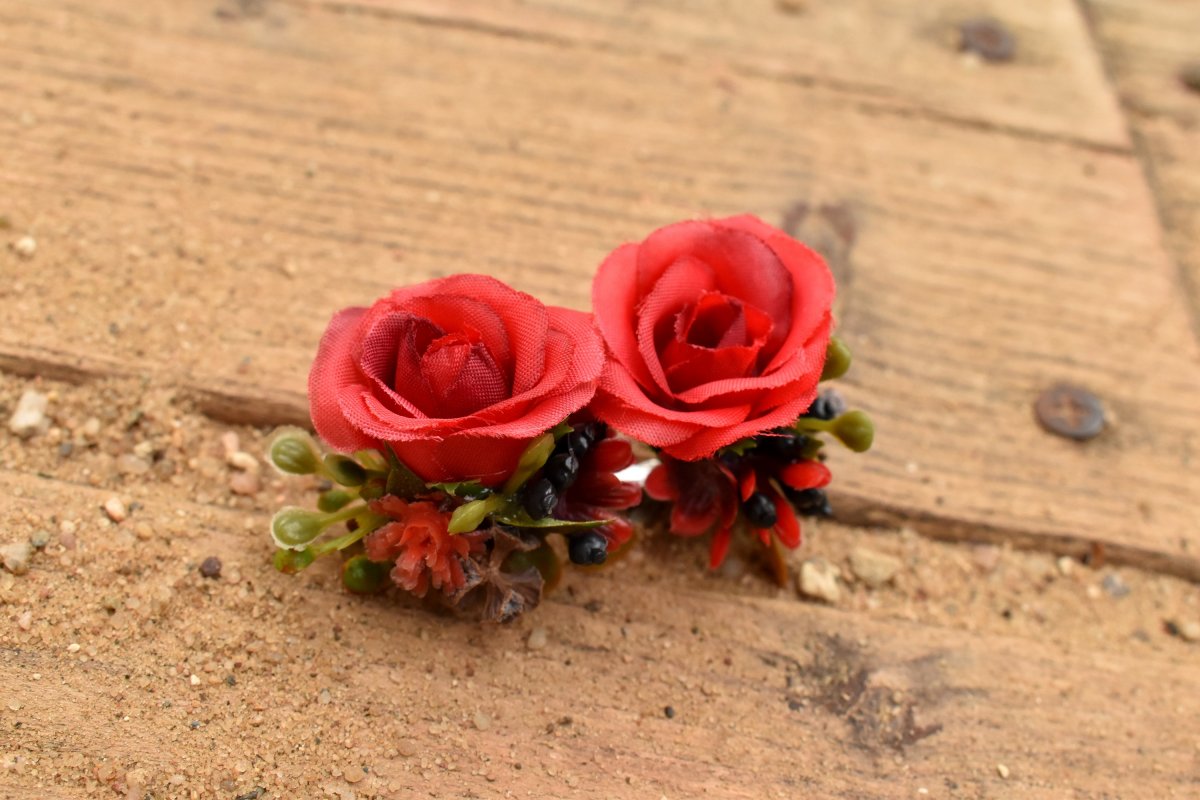 náušnice s červenými růžičkami