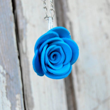 Modrá růžička na krk - náhrdelník