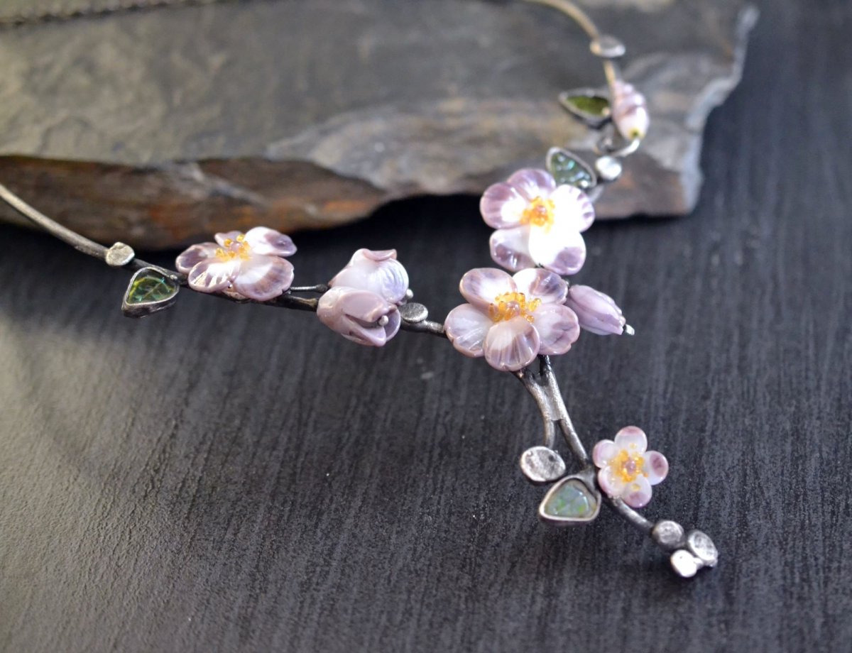 Rozkvetlá třešeň.....