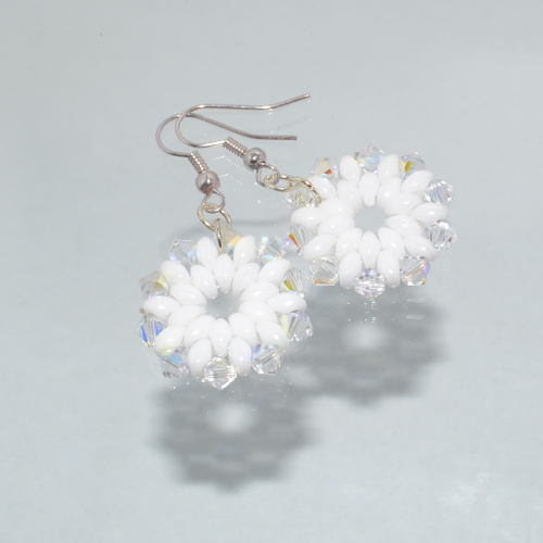 Bílá kytička se Swarovski korálky