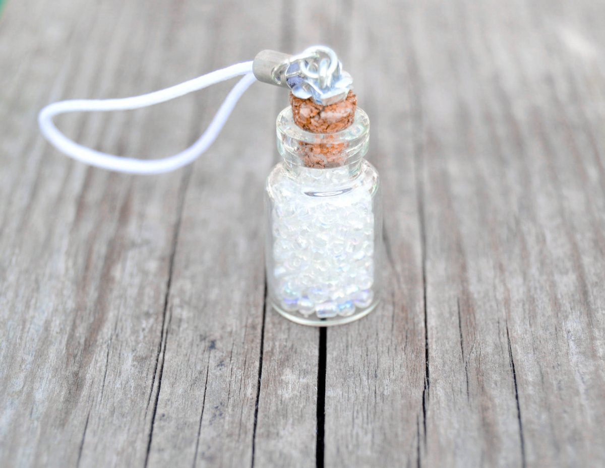 Lahvička s bílými korálky - přívěšek na kabelku