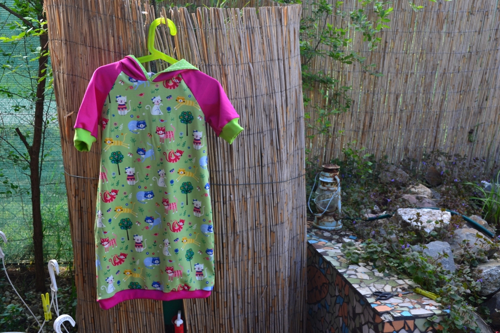 Veselé šatičky  - velikost 128 kočičky:)