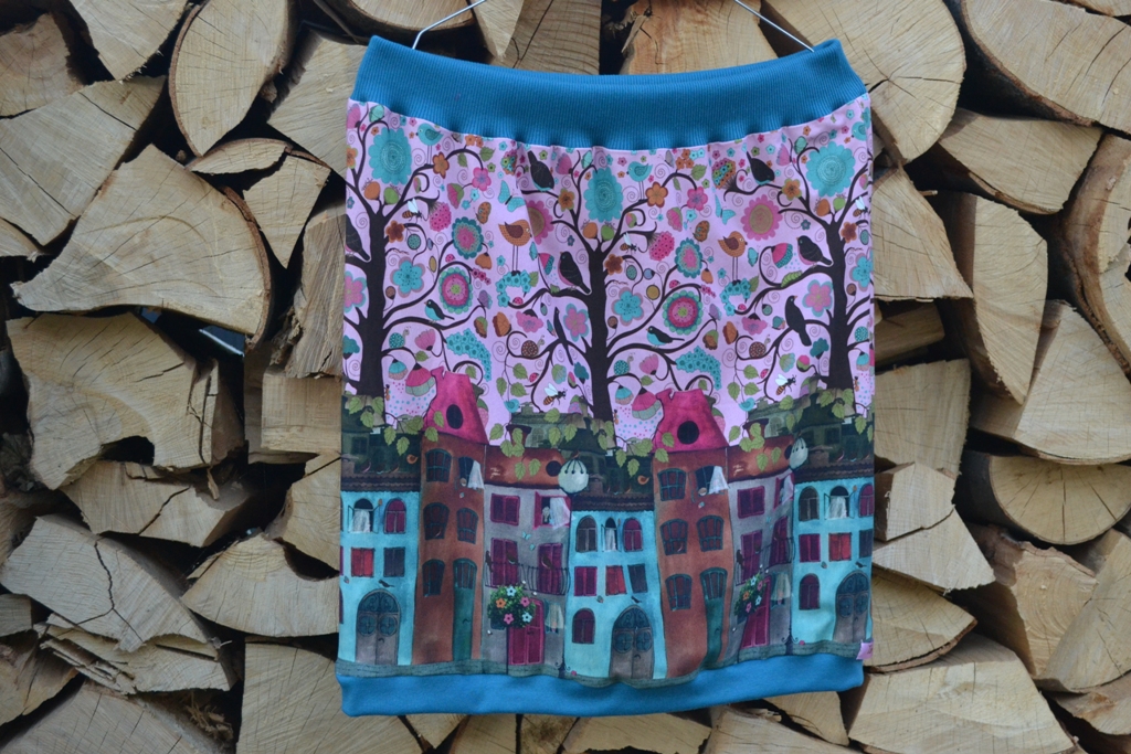 Úžasná s příběhem před domky....