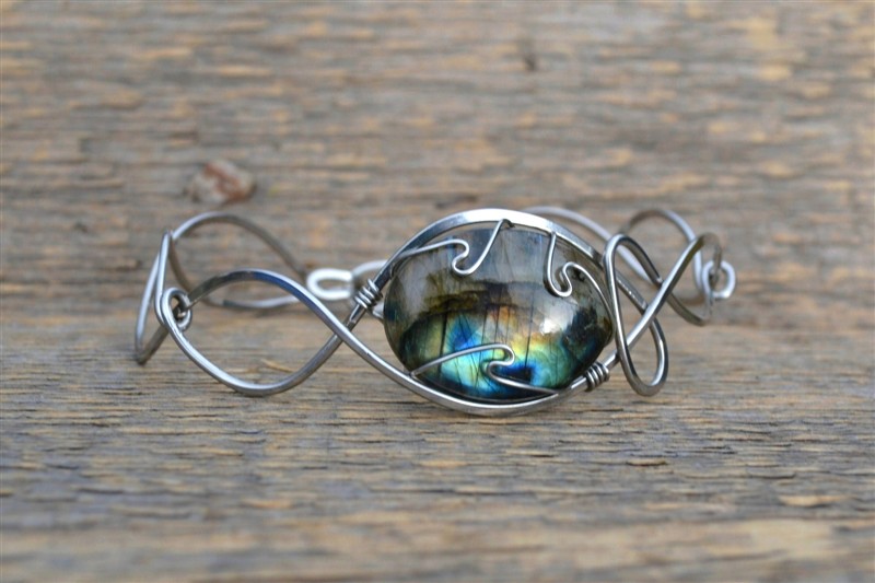 Náramek s labradoritem - tepaná chirurgická ocel