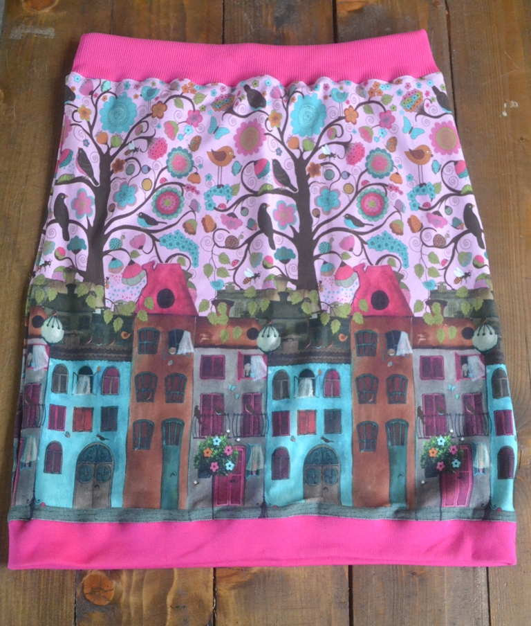 ˇUžasná s příběhem před domky....