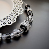 Klasická kombinace černé a bílé - náhrdelník