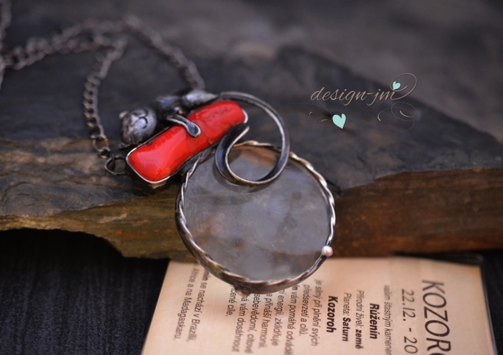 Ospalé kotě - lupa, korál