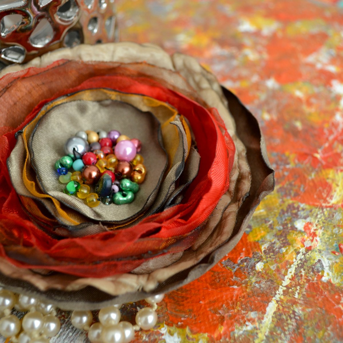 Brož i květ do vlasů Majda