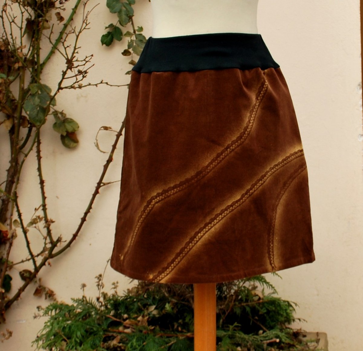 Hnědá s krajkovým vzorem