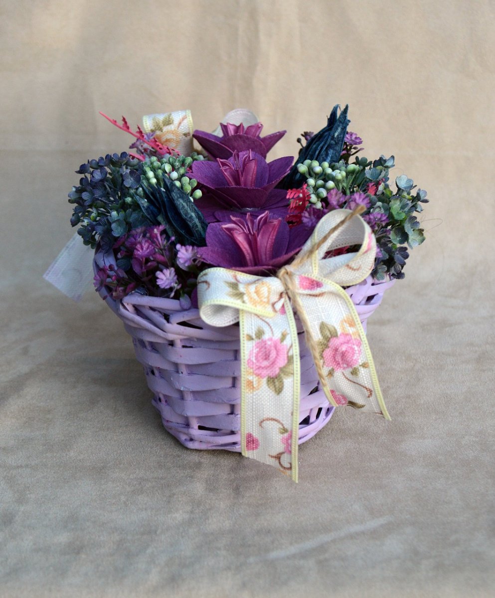 celoroční dekorace s fialovými dřevěnými růžemi