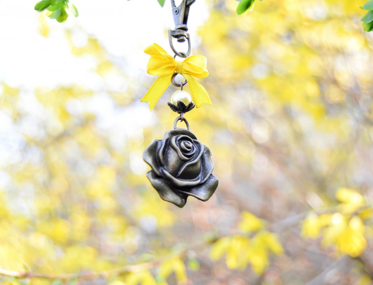Žlutá růže - přívěšek na kabelku
