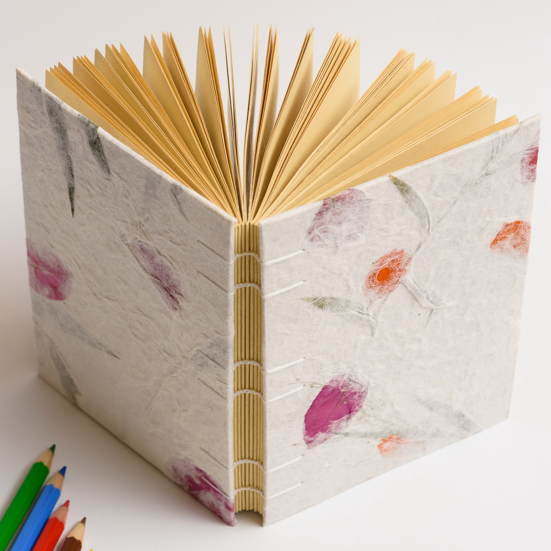 Kniha A6 z ručního papíru s příměsí květů a trávy - 200 stran - koptská vazba