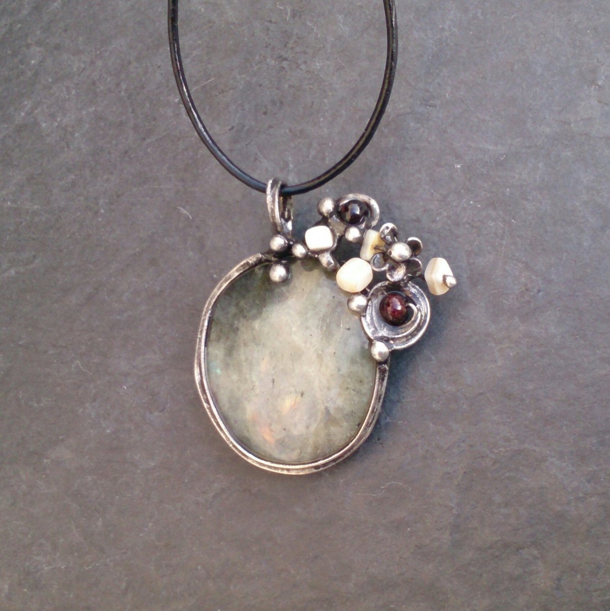 Náhrdelník labradorit, granát , zlomky perleti 