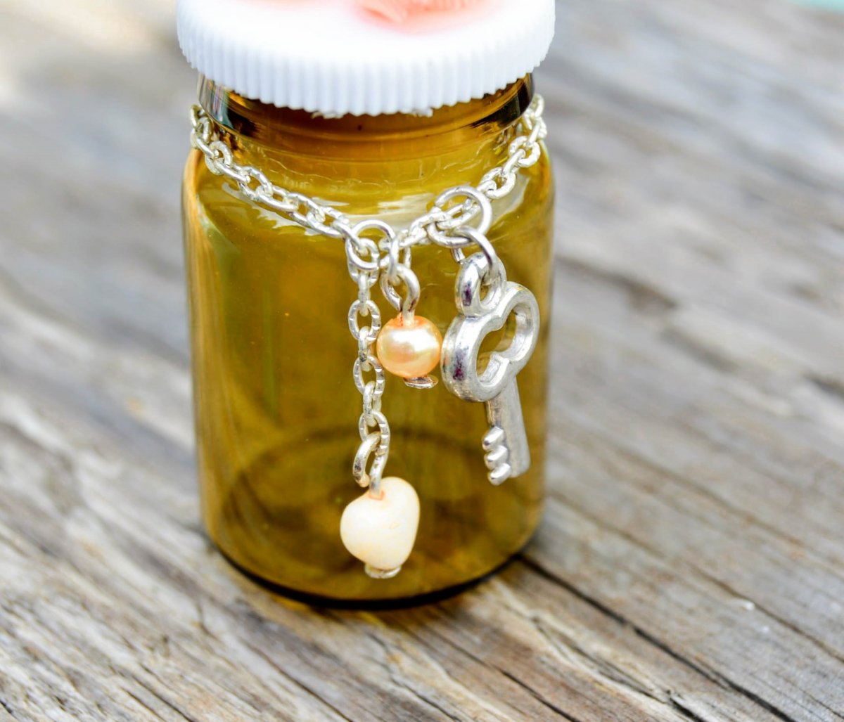 Lahvička na drobnosti s klíčkem a srdíčkem