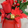 vánoční orosené růže v červeném hrnečku