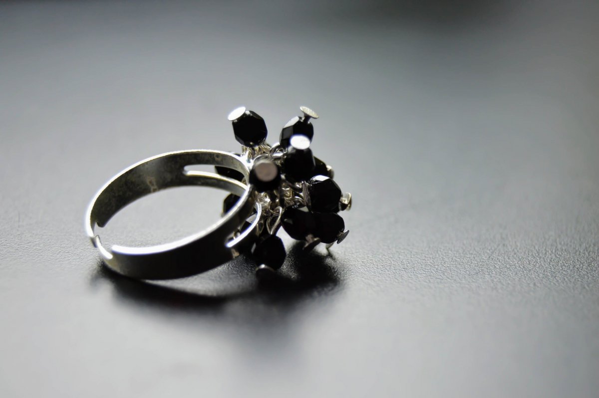 Černý prstýnek s broušenými korálky