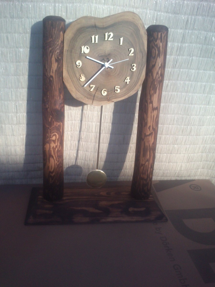 Stolní kyvadlové dřevěné hodiny