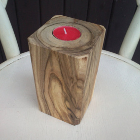 Originální ručně vyráběný dřevěný svícen.