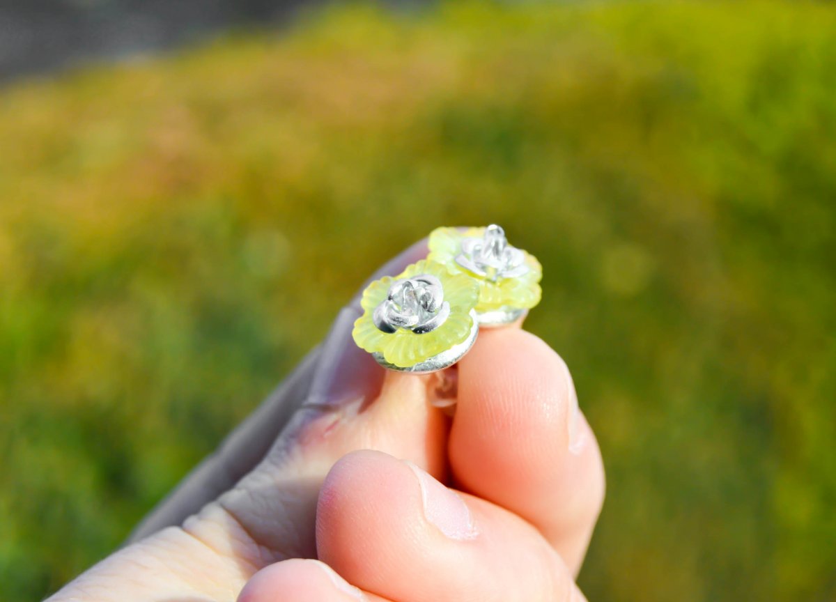 Kytička s růžičkou uprostřed - náušnice,puzety