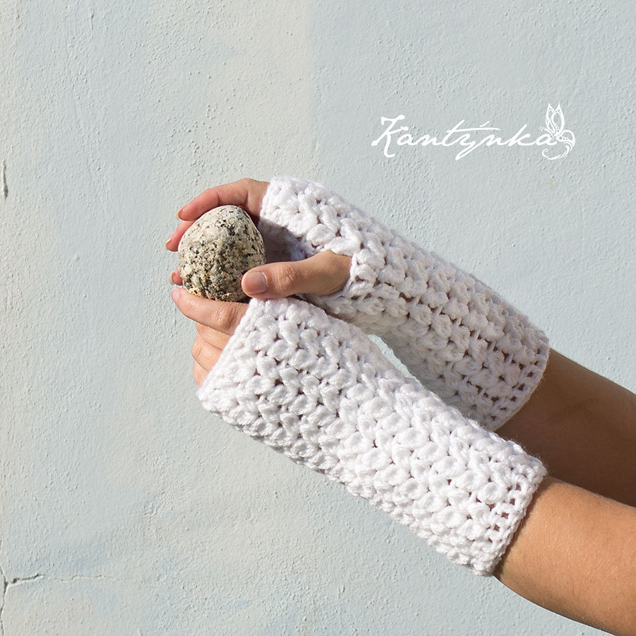 Bílé návleky na ruce