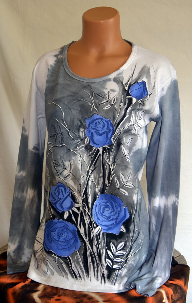 Šedé tričko s růžemi