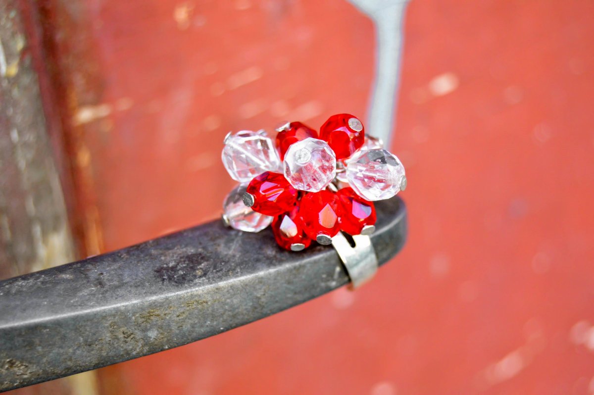 Červené a bílé krystalky - prstýnek