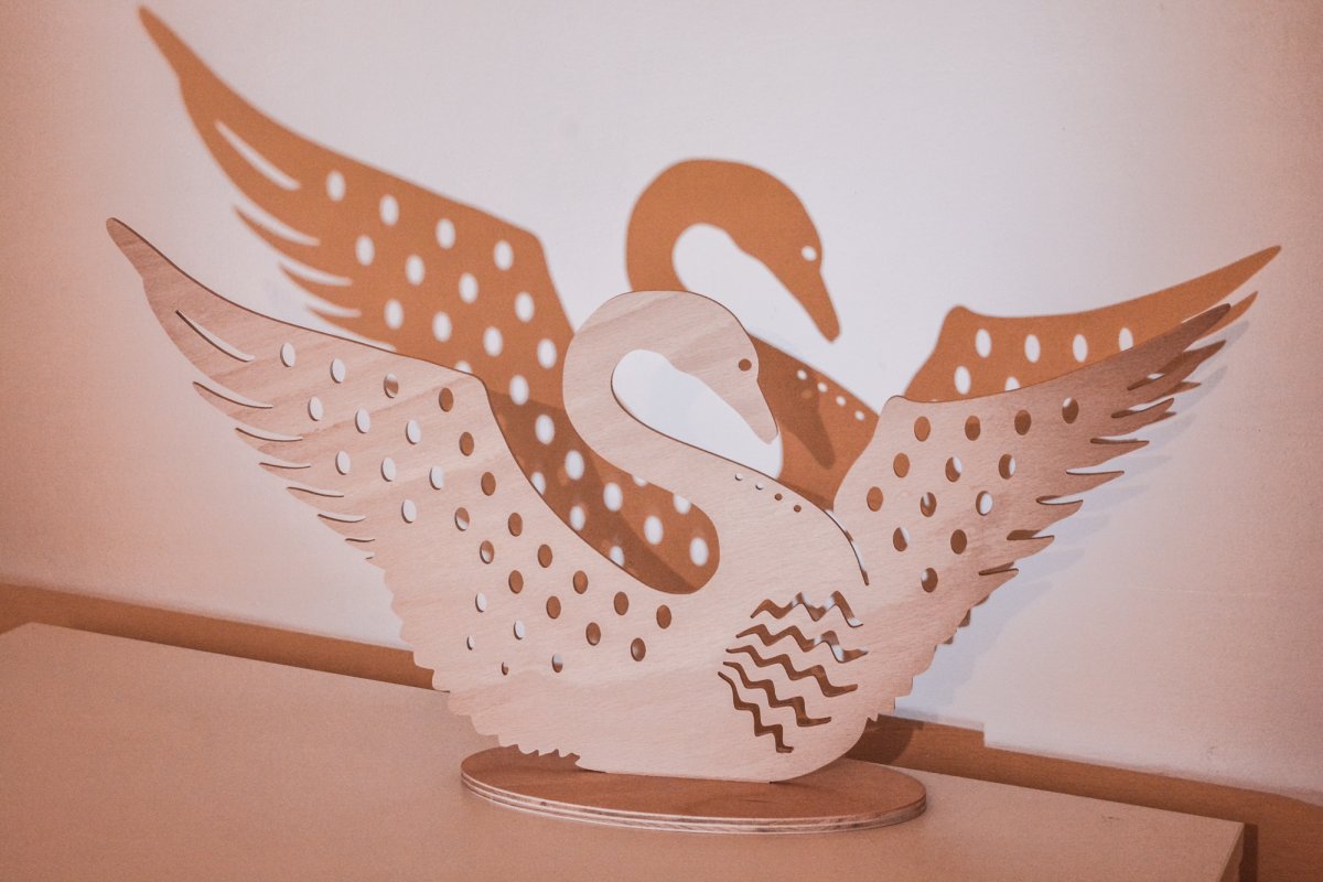 Stojan na šperky labuť