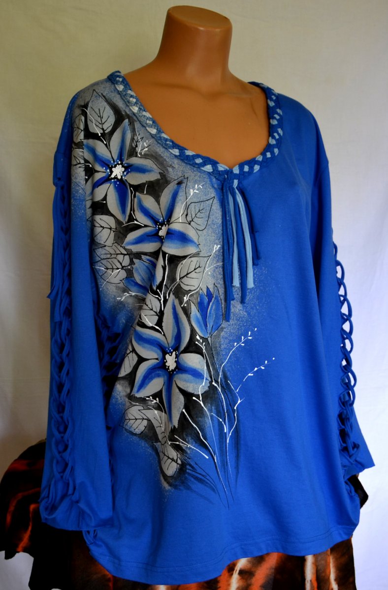 Modré tričko s opleteným výstřihem a květy