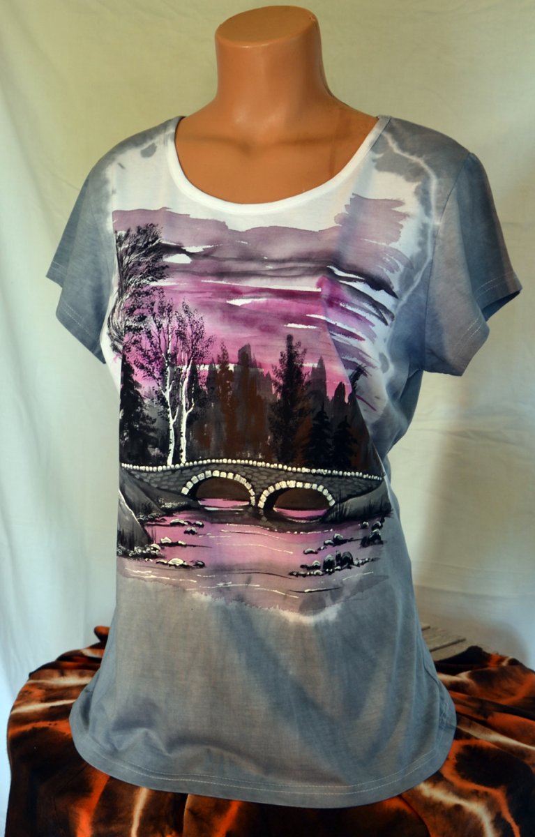 Šedé tričko s malbou krajiny