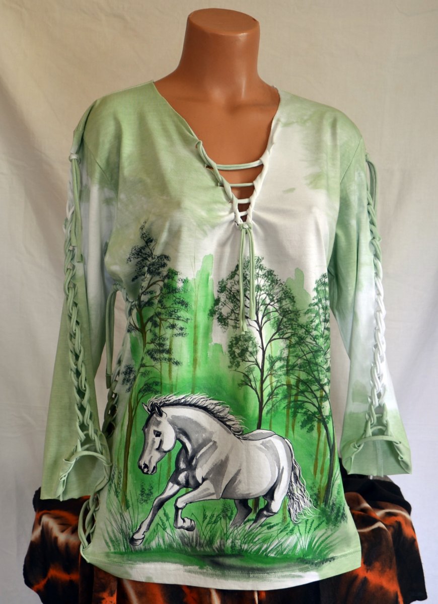 Zelené prostříhané tričko s běloušem