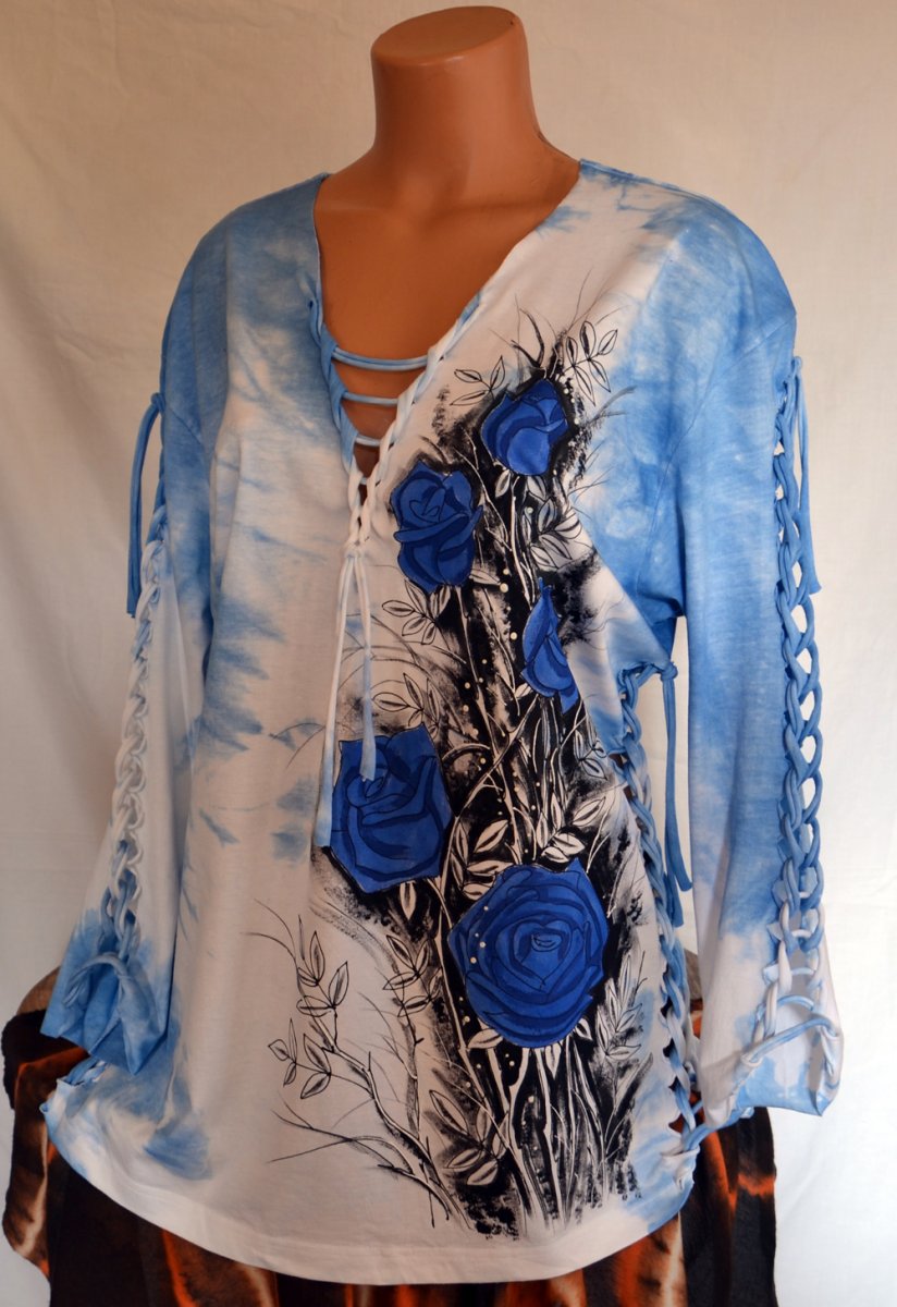 Modré prostříhané tričko s růžemi