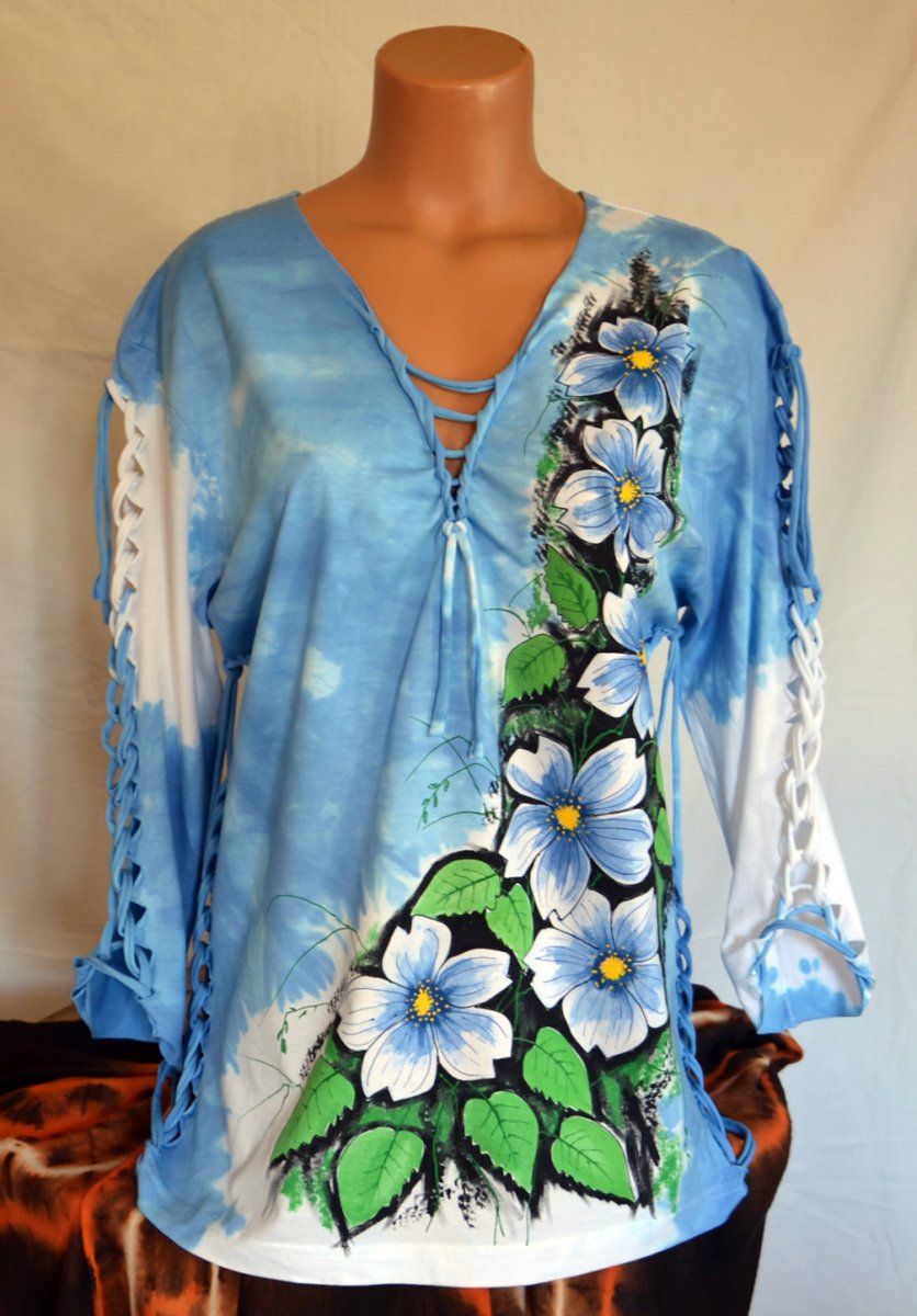 Modré prostříhané tričko s květy