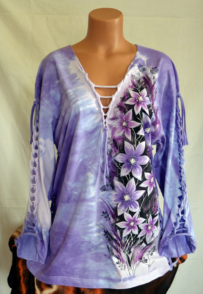 Prostříhané fialové tričko s květy