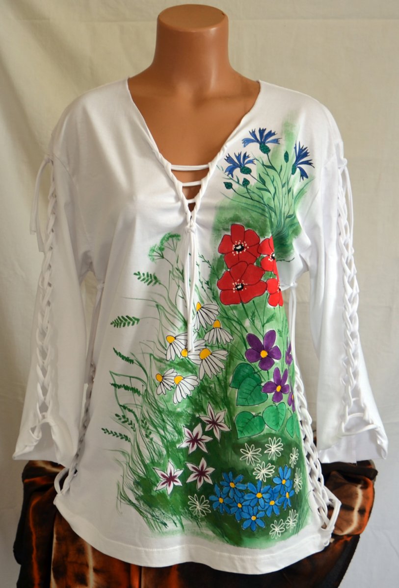 Bílé prostříhané tričko s letní loukou