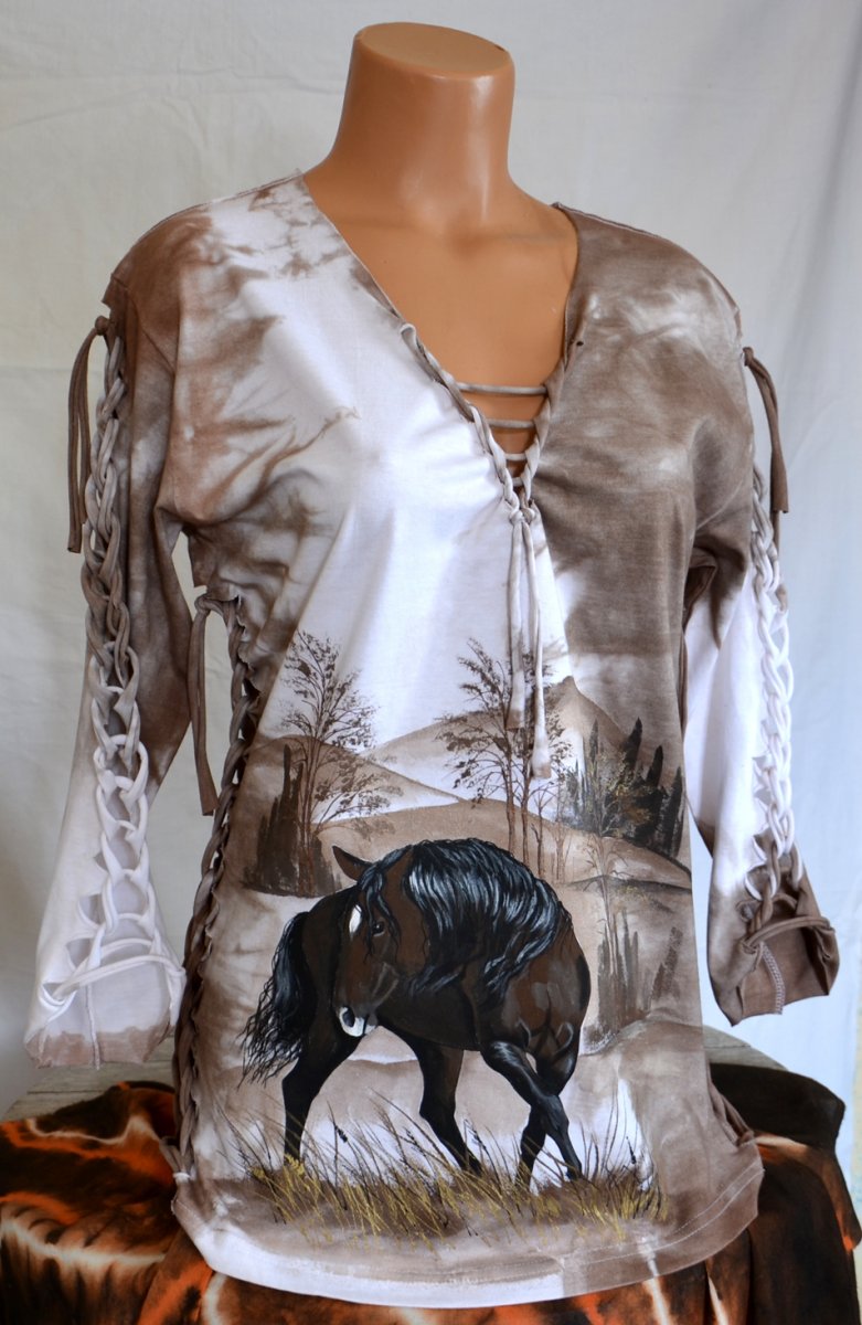 Prostříhané hnědé tričko s hnědým koníkem