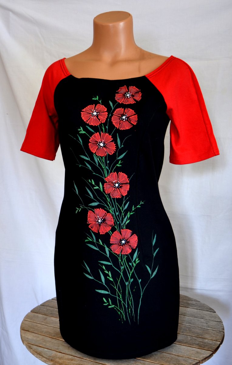 Červenočerné šaty s květinami