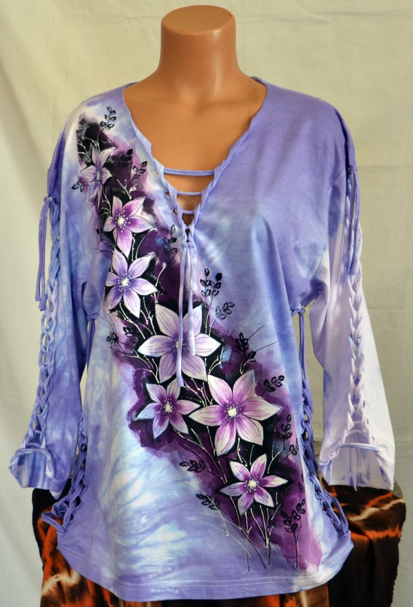 Prostříhané fialové tričko s květy