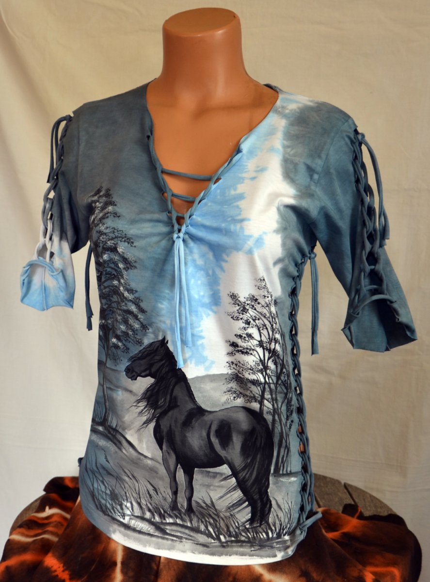 Šedé prostříhané tričko s černým koněm - rezevace