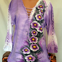Prostříhané fialové tričko s květy
