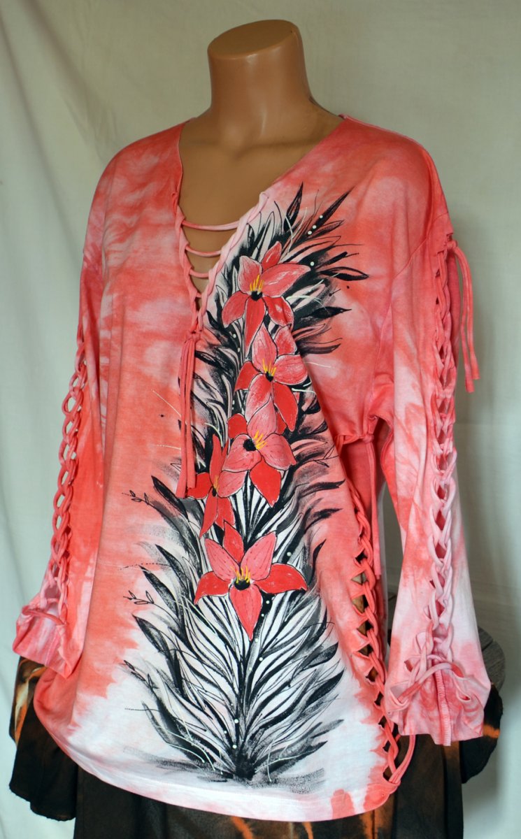 Prostříhané červené tričko s liliemi