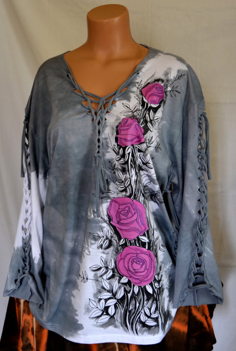 Šedé prostříhané tričko s růžemi