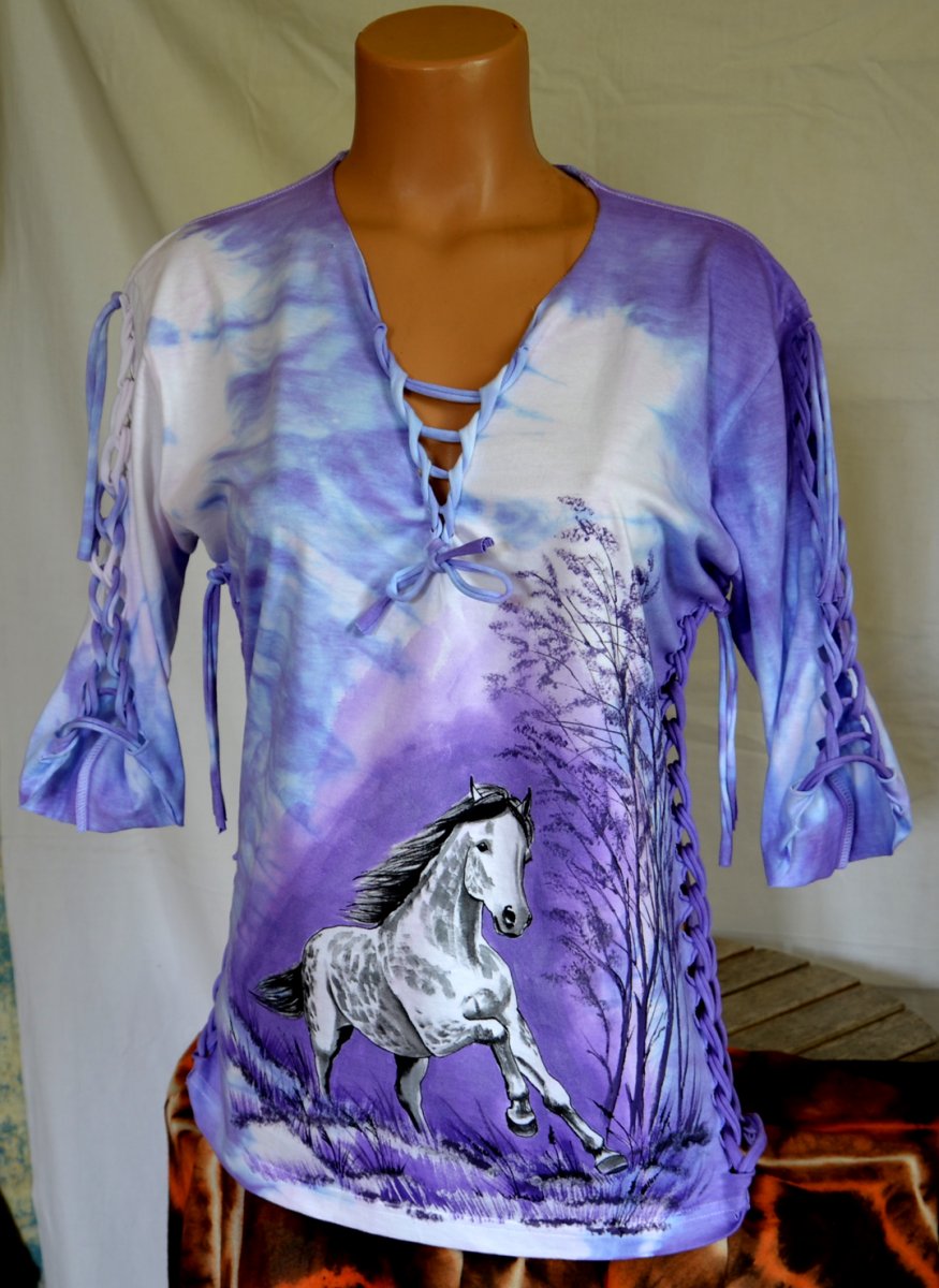 Fialové prostříhané tričko s bílým koníkem