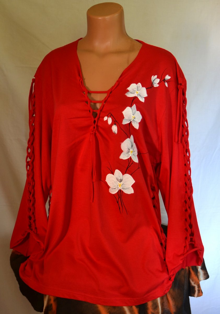 Červené prostříhané tričko