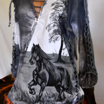 Šedé prostříhané tričko s černým koněm